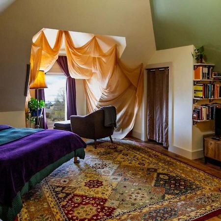 Centrally Located With Lake Views Берлингтон Экстерьер фото