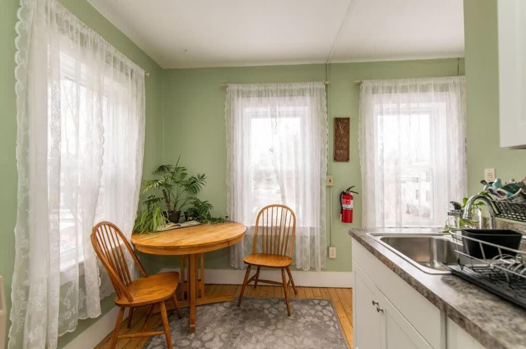 Centrally Located With Lake Views Берлингтон Экстерьер фото