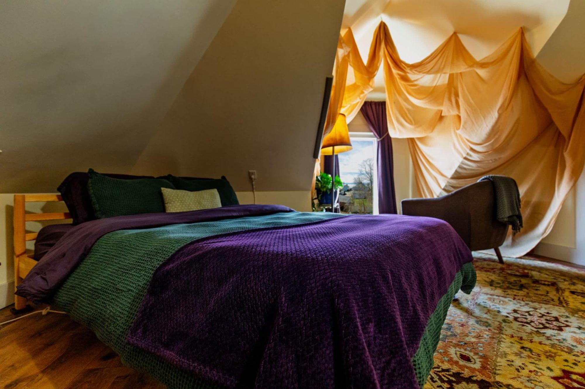 Centrally Located With Lake Views Берлингтон Экстерьер фото