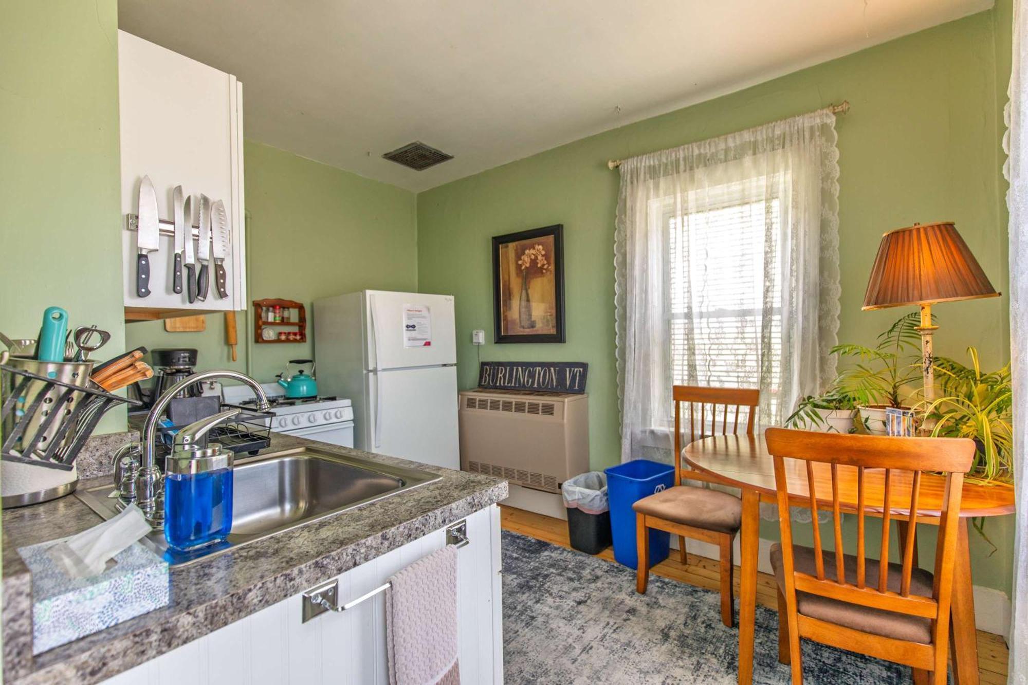 Centrally Located With Lake Views Берлингтон Экстерьер фото