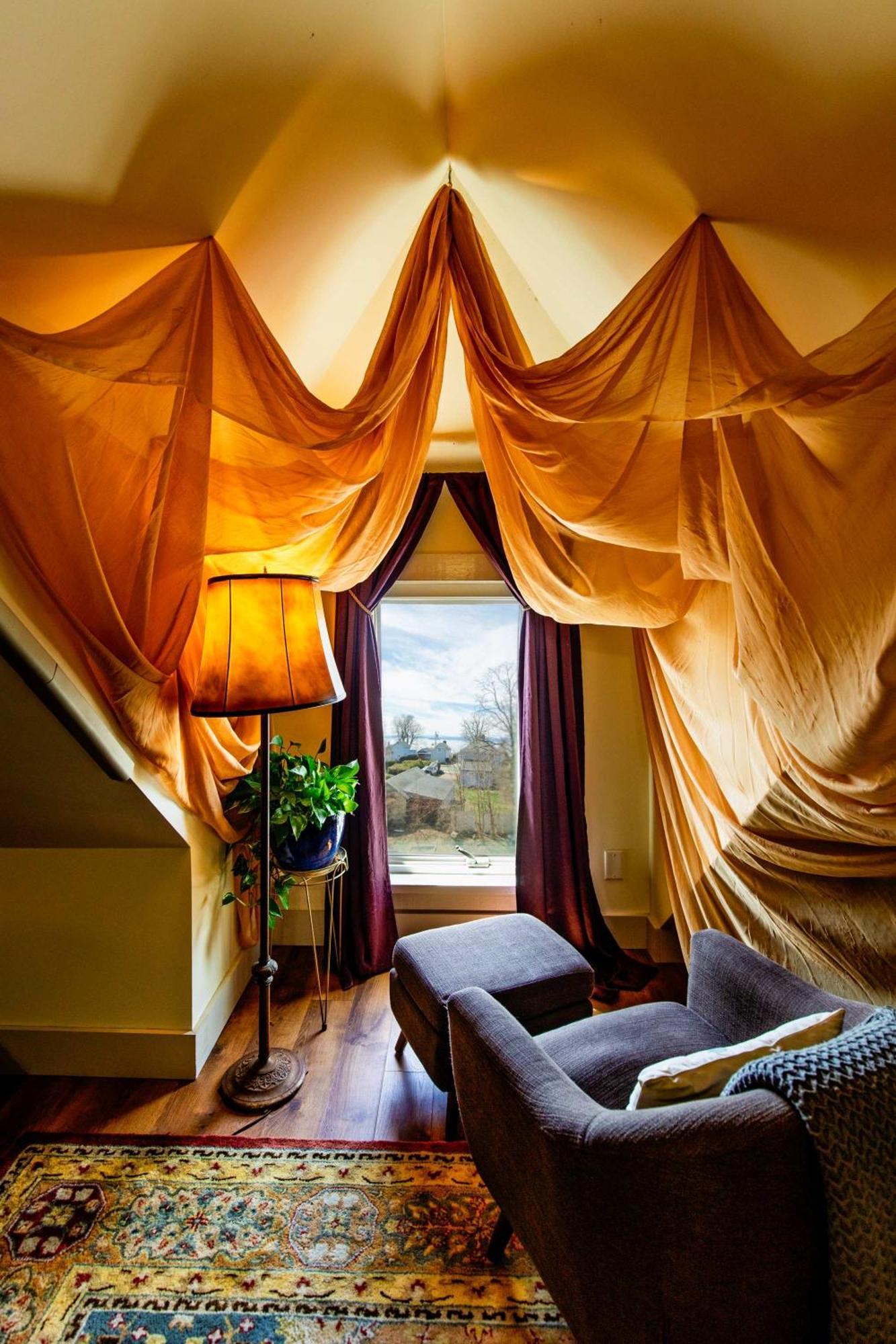 Centrally Located With Lake Views Берлингтон Экстерьер фото